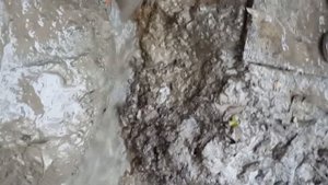 сильный самоизлив (скважина на воду)