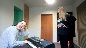 Урок вокала. Распевка на динамику и головной резонатор