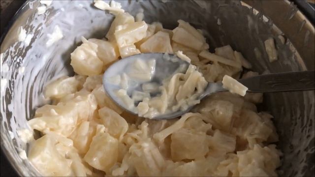 Салат "Под водочку" с ананасами, сыром и чесноком