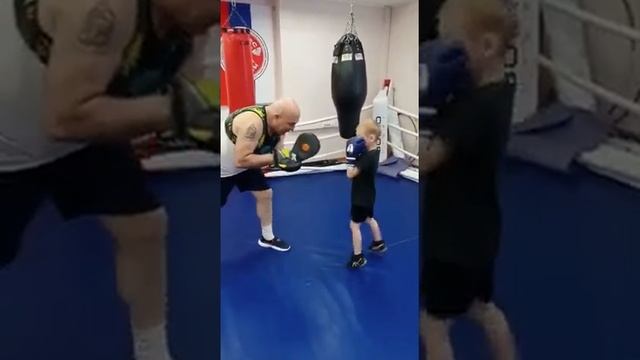 Мальчику 6 лет, работа на лапах с тренером. Бокс. child is boxing