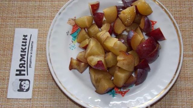 Карамельный пирог со сливой на сковороде