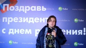 Василий поздравляет видеоблоггера №1 у кинотеатра “Октябрь” 