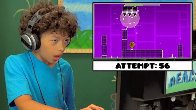 KIDS PLAY GEOMETRY DASH (Kids React: Gaming) смотреть онлайн