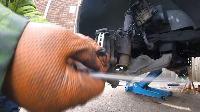 Replacing the front brake pads VW Crafter Sprinter / Замена передних тормозных колодок смотреть онлайн