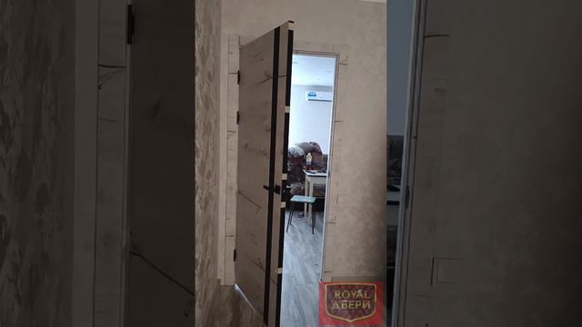 Установили две двери «Мираж 6,канадский дуб арктик»(Экодрев),дверь на трех петлях.Роял-двери.