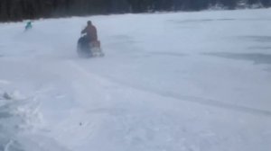 снегоход буран с двигателем 1кр  на льду озера