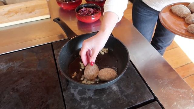 ДИКАЯ КУХНЯ : Накрываем стол для VIP персоны! смотреть онлайн