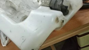Как заделать отверстие в бачке омывателя