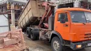 Отгрузка контейнера для строительного мусора