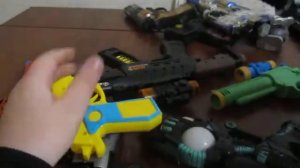 Игрушечные пластмассовые пистолеты и автоматы. Ремонт скотчем