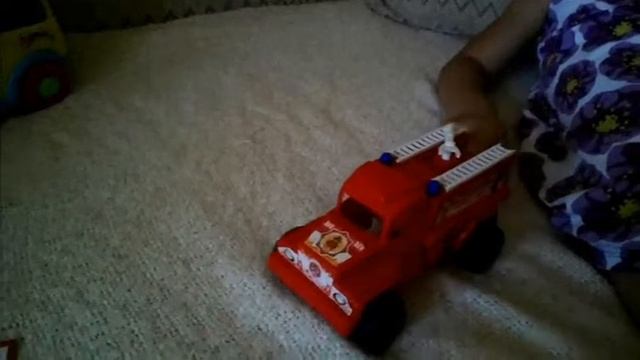 Обзор игрушек. Пожарная машина. Стихотворение о пожарной машине. смотреть онлайн