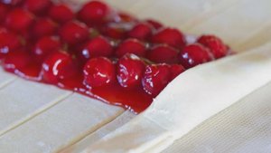 Пирог с вишней из слоеного бездрожжевого теста