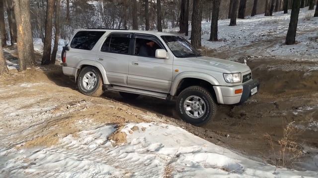 Стандартная Нива против Lexus LX470, Land Cruiser 100 и Toyota Surf на бездорожье!!! смотреть онлайн