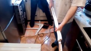 Установка напольно-потолочного кондиционера. Установка кондиционера мастерами.