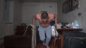 как накачать грудные мышцы. Отжимания на брусьях. Домашний тренинг