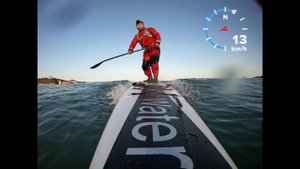 Crazy Man на надувной SUP доске  Hiken Water 14' Race ловит волны на берегу Тихого Океана. Серфинг?