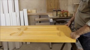 Как отреставрировать дверь: маслом или лаком?