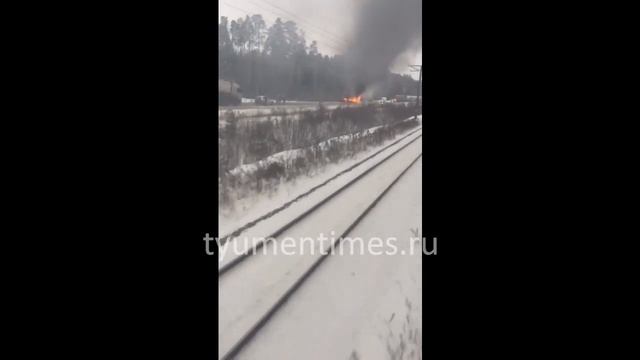 Фуры загорелись на трассе Тюмень -Ханты Мансийск под Салымом, 01.11.17 смотреть онлайн