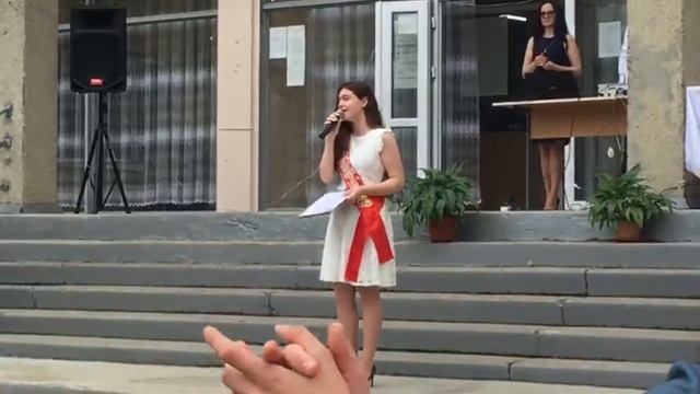 Выпускница 2019 Андреева Алина и исполнение песни Школьный двор смотреть онлайн