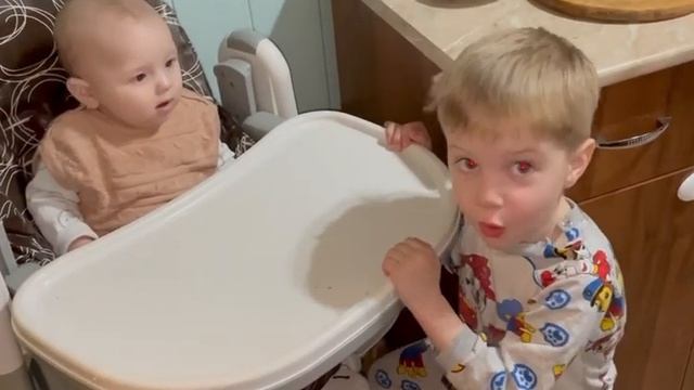 Как успокоить Ксению что бы не плакала. Мастер класс от двоюродного брата! смотреть онлайн