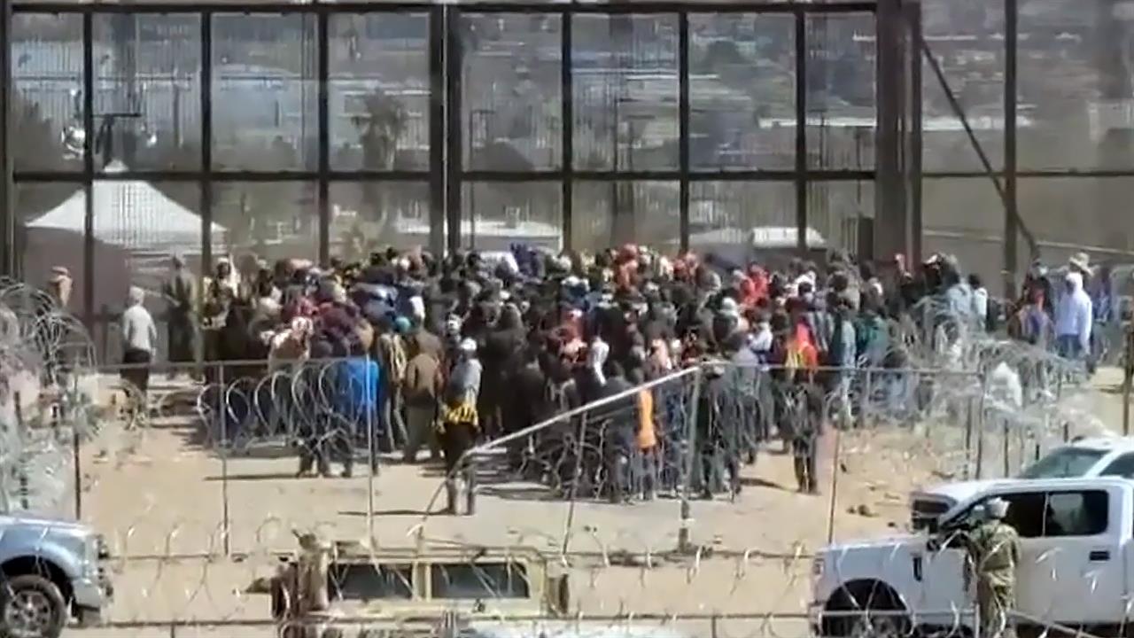 На границе Мексики с США скопились тысячи мигрантов, которые пытаются проникнуть в Техас