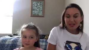 Как научить ребёнка петь. Поем вместе с мамой! Песня Листья желтые над городом кружатся.