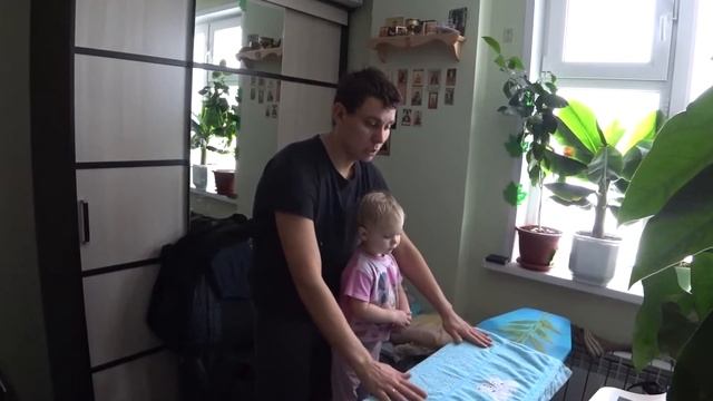 Как гладить белье вместе с маленьким ребенком