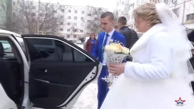 Как украсить машину на свадьбу своими руками лентами и цветами смотреть онлайн