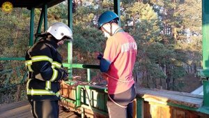Спуск пострадавшего на двойной спасательной петле