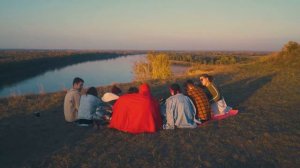 Изгиб гитары желтой, ты обнимаешь нежно... Песня под гитару