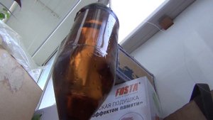 Капельный полив - простой из ПВХ бутылок в висящих на подставке