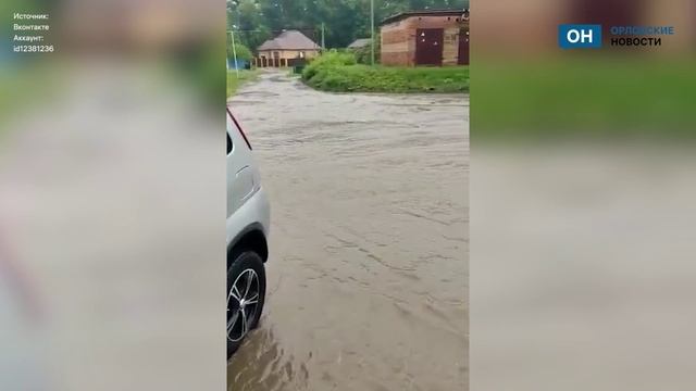 В Ливнах на месте проезжей части появилась речка