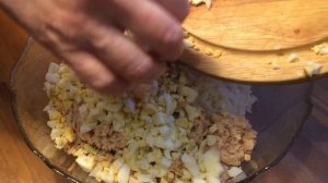 Салат из консервированной горбуши по бабушкиному рецепту . Дешево и просто.