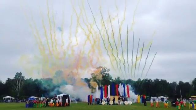 Дневной салют из цветного дыма в Нижнем Новгороде смотреть онлайн