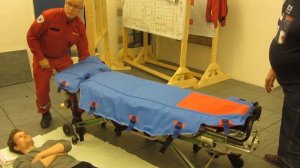 Vacuum mattress - preparing the mattress and lifting the patient to the stretcher.