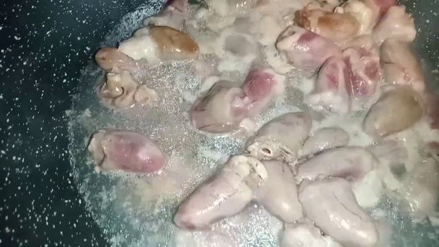 Нереально вкусно, куриные сердечки в томатном соусе.
