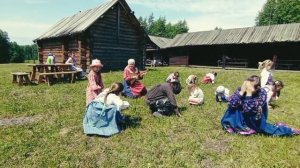 Сел комарик на листочек, на дубовый на пенёчек