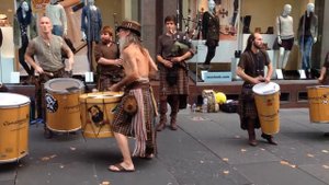 ШОТЛАНДСКИЕ УЛИЧНЫЕ МУЗЫКАНТЫ ► национальная музыка Шотландии волынка