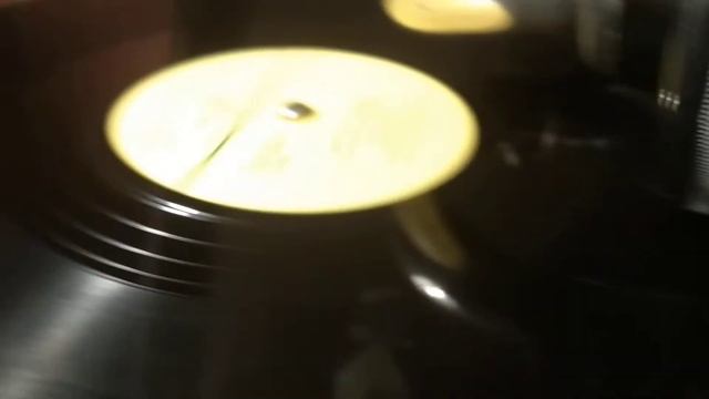 С патефоном. Эдита Пьеха. "Сорятся люди " смотреть онлайн