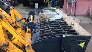 Бетоносмесительный ковш на экскаватор-погрузчик (видео 2)