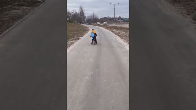 Беговел. Самокат. Едем за сестрой в садик