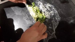 Зелёное масло со вкусом чеснока. А чеснок не добавляла