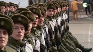 Курсанты Серпуховской академии РВСН готовятся к параду в Москве.