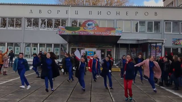 Flashmob на "Крым, лети за мной"в рамках проекта "Челлендж" смотреть онлайн