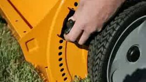 Щетка газонная с мусоросборником Craftsman 24229 (112 см, 700 л)