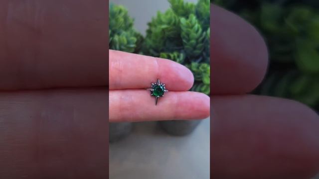 Серьги-пусеты "Северная звезда" от StarfallShop с зелёным камнем
