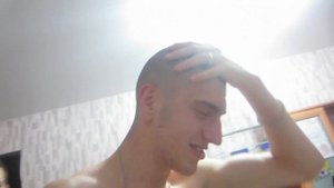 Лысый. Подстриглись на лысо ради видео?Челенджер лысой головы.