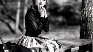 Л.РУБАЛЬСКАЯ//ЖЕНЩИНА КУРИТ НА ЛАВОЧКЕ...