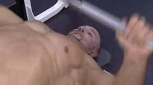 Жим штанги на скамье с обратным наклоном