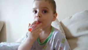 маленький мальчик курит нурофен